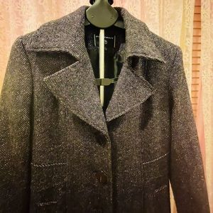Beautiful women’s mid-length wool coat.